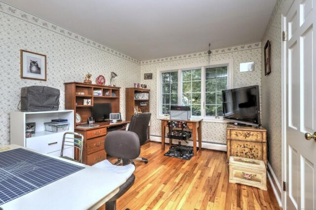 Picture of Home For Sale in Southbury, Connecticut, United States