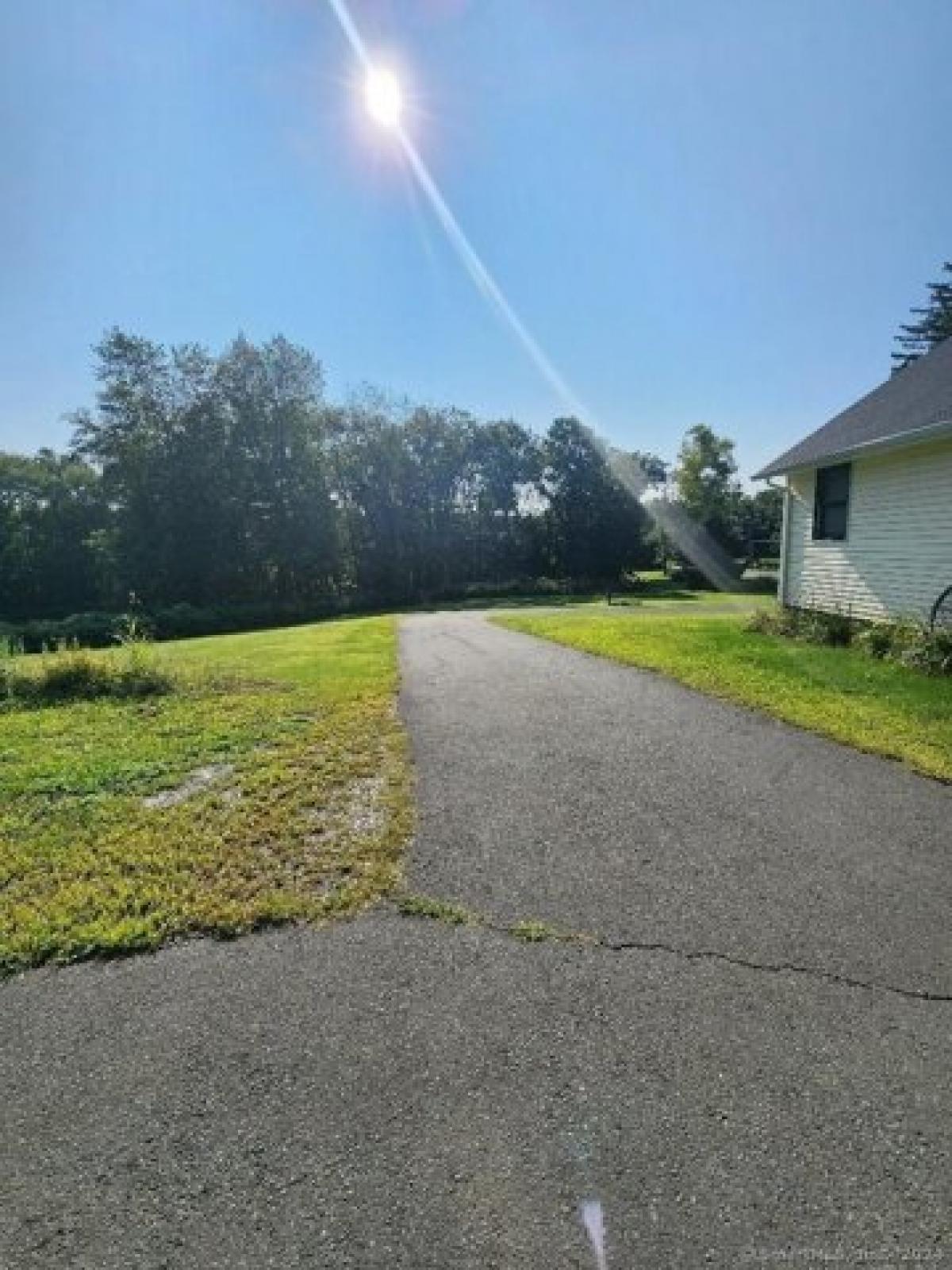 Picture of Home For Sale in Cheshire, Connecticut, United States