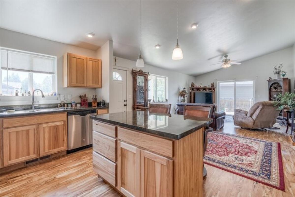 Picture of Home For Sale in Columbia Falls, Montana, United States