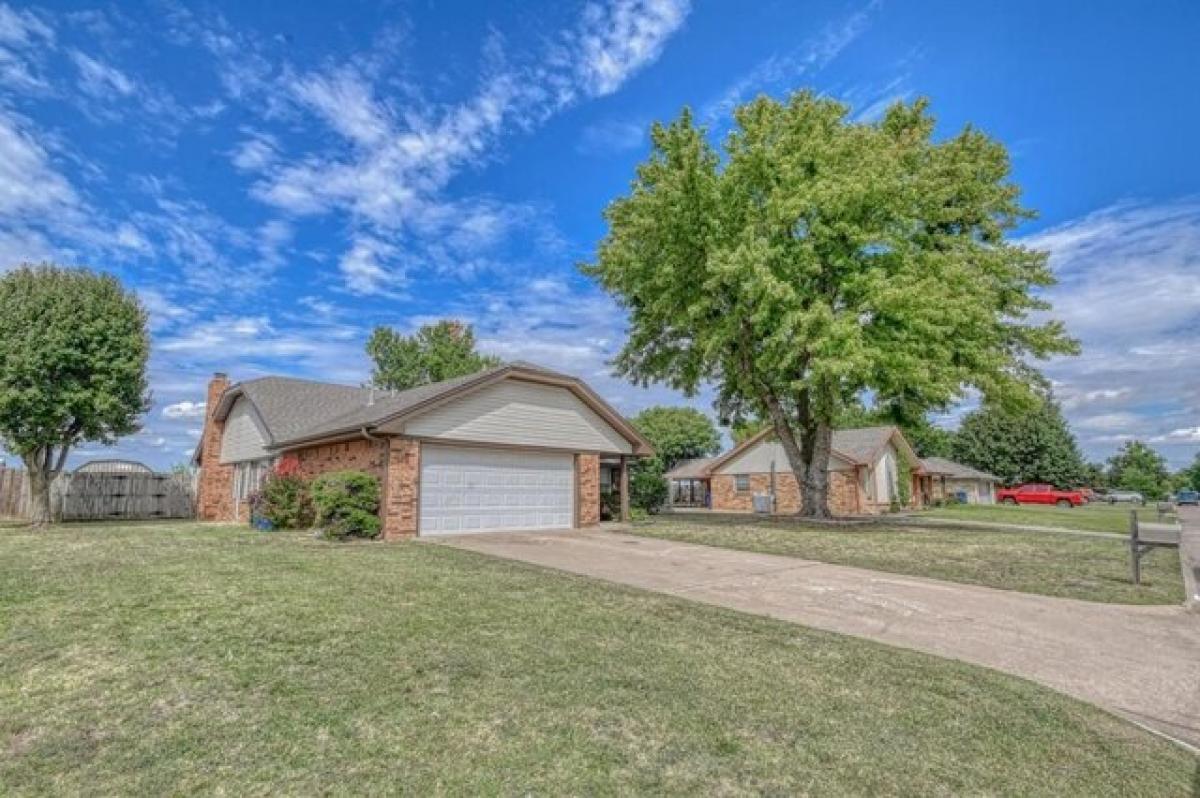 Picture of Home For Sale in Chickasha, Oklahoma, United States