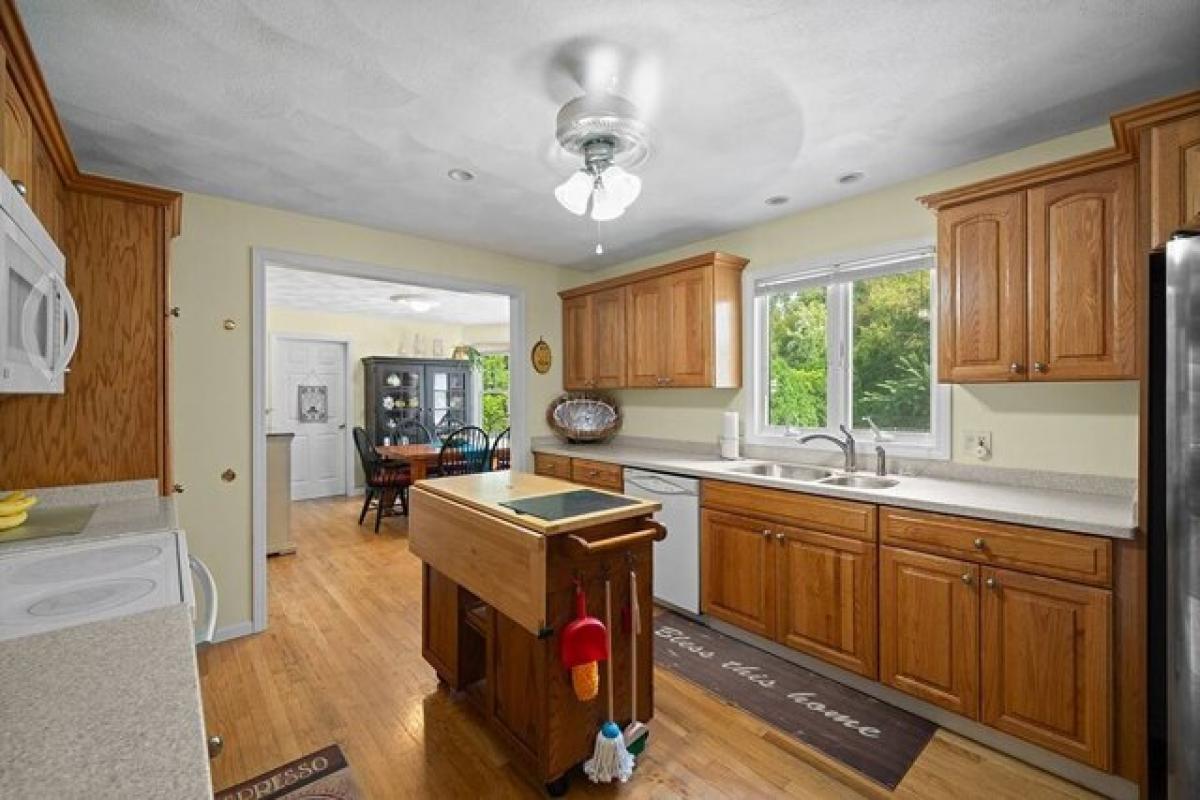 Picture of Home For Sale in Cranston, Rhode Island, United States