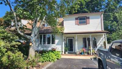 Home For Sale in West Islip, New York