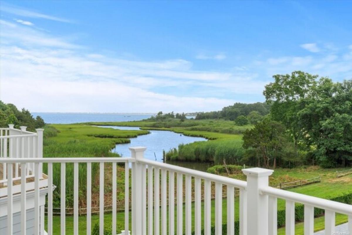 Picture of Home For Sale in East Moriches, New York, United States