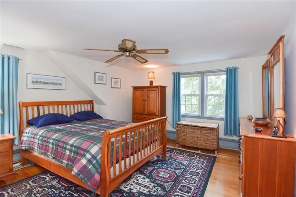 Picture of Home For Sale in Barrington, Rhode Island, United States