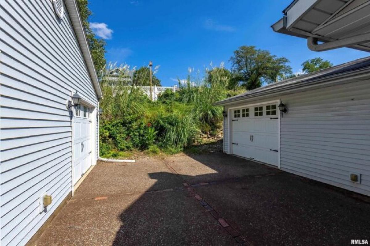 Picture of Home For Sale in Bettendorf, Iowa, United States