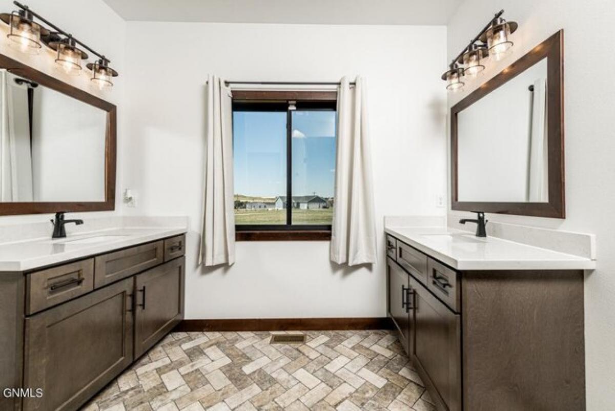 Picture of Home For Sale in Watford City, North Dakota, United States