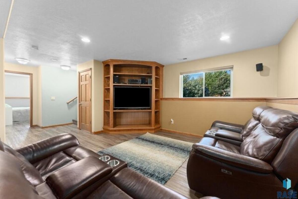 Picture of Home For Sale in Brandon, South Dakota, United States