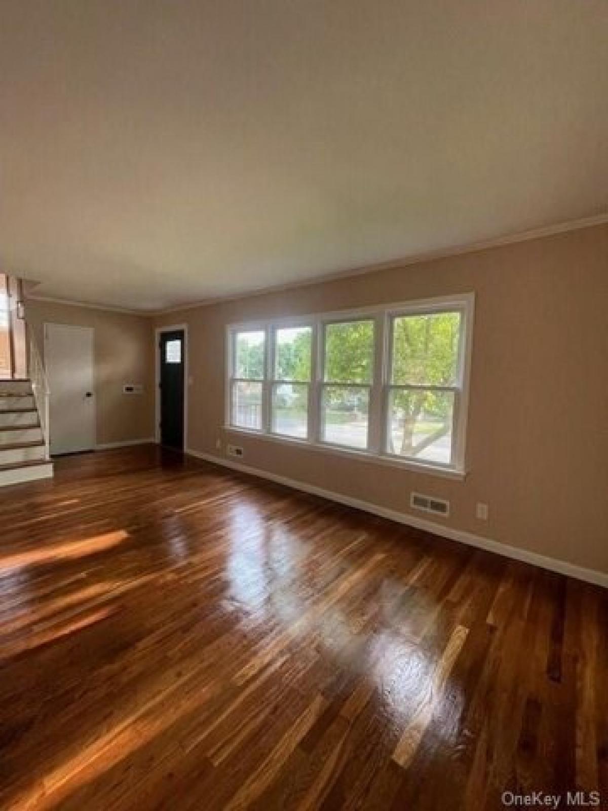 Picture of Home For Sale in Yonkers, New York, United States