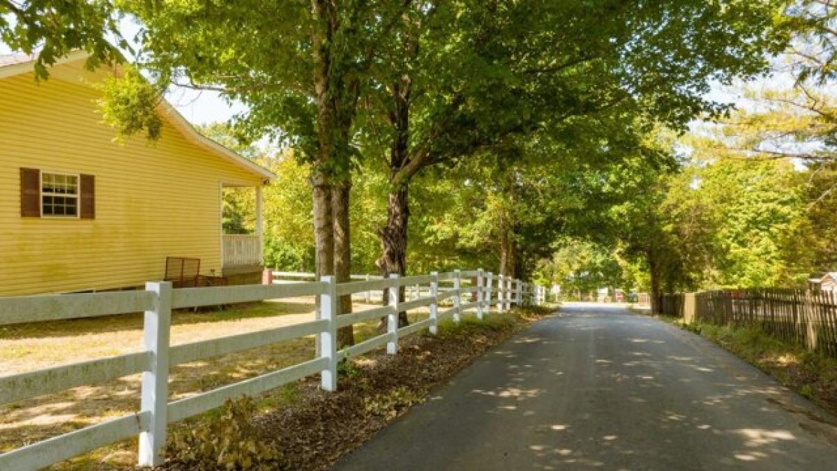 Picture of Home For Sale in Cumberland City, Tennessee, United States