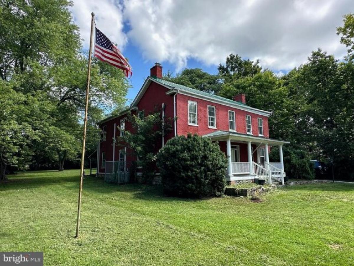 Picture of Home For Sale in Shenandoah Junction, West Virginia, United States