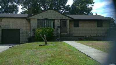 Home For Sale in West Islip, New York