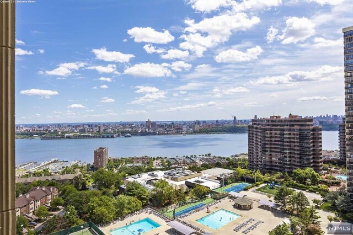 Picture of Home For Sale in Cliffside Park, New Jersey, United States