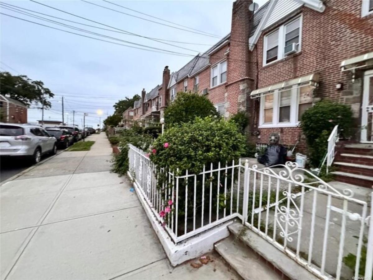 Picture of Home For Sale in East Elmhurst, New York, United States