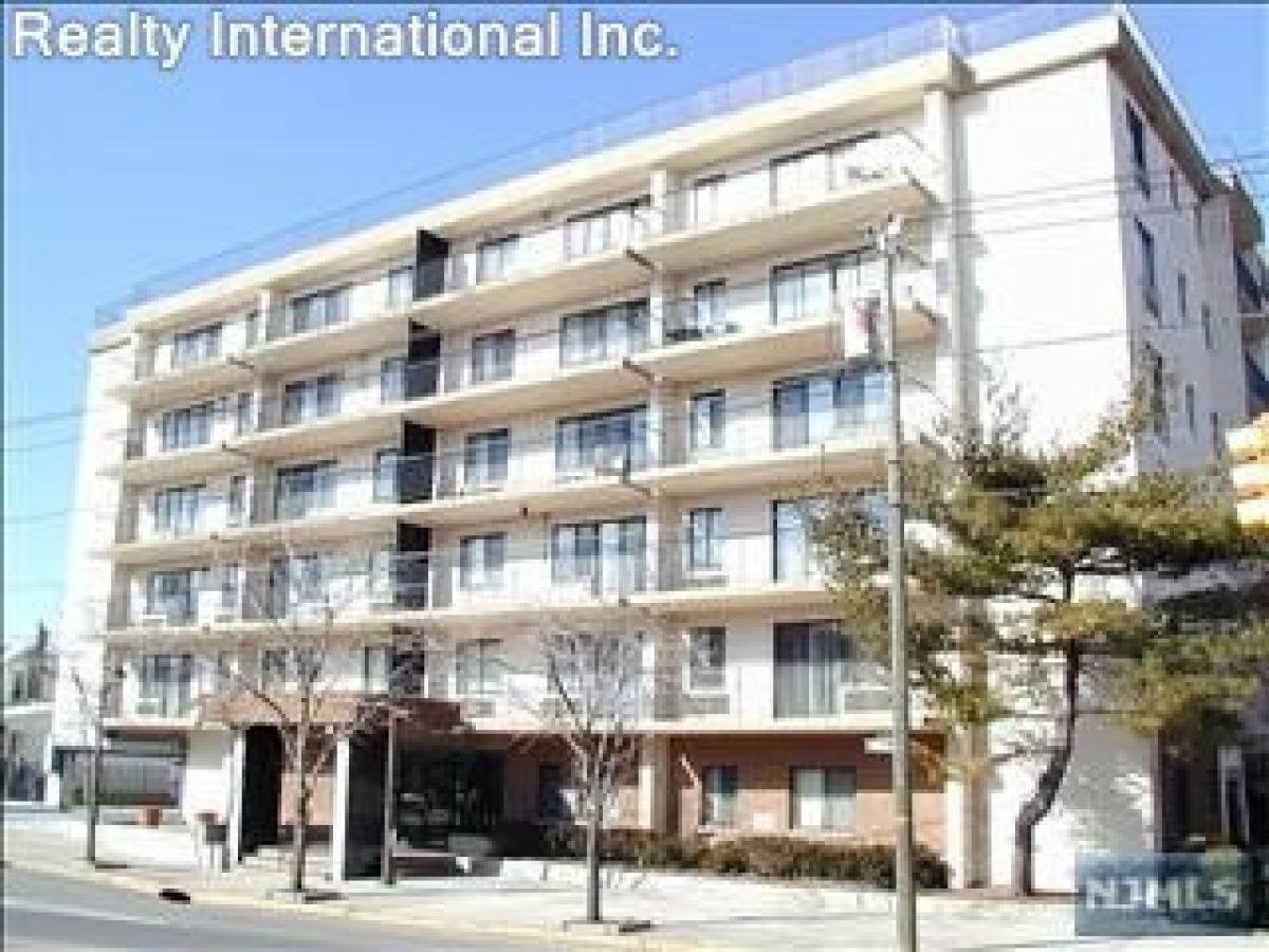 Picture of Home For Sale in Palisades Park, New Jersey, United States