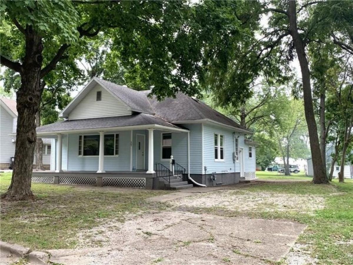 Picture of Home For Sale in Pana, Illinois, United States