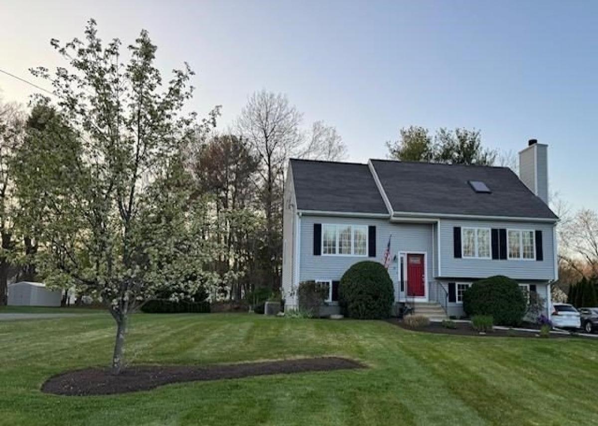 Picture of Home For Sale in Webster, Massachusetts, United States