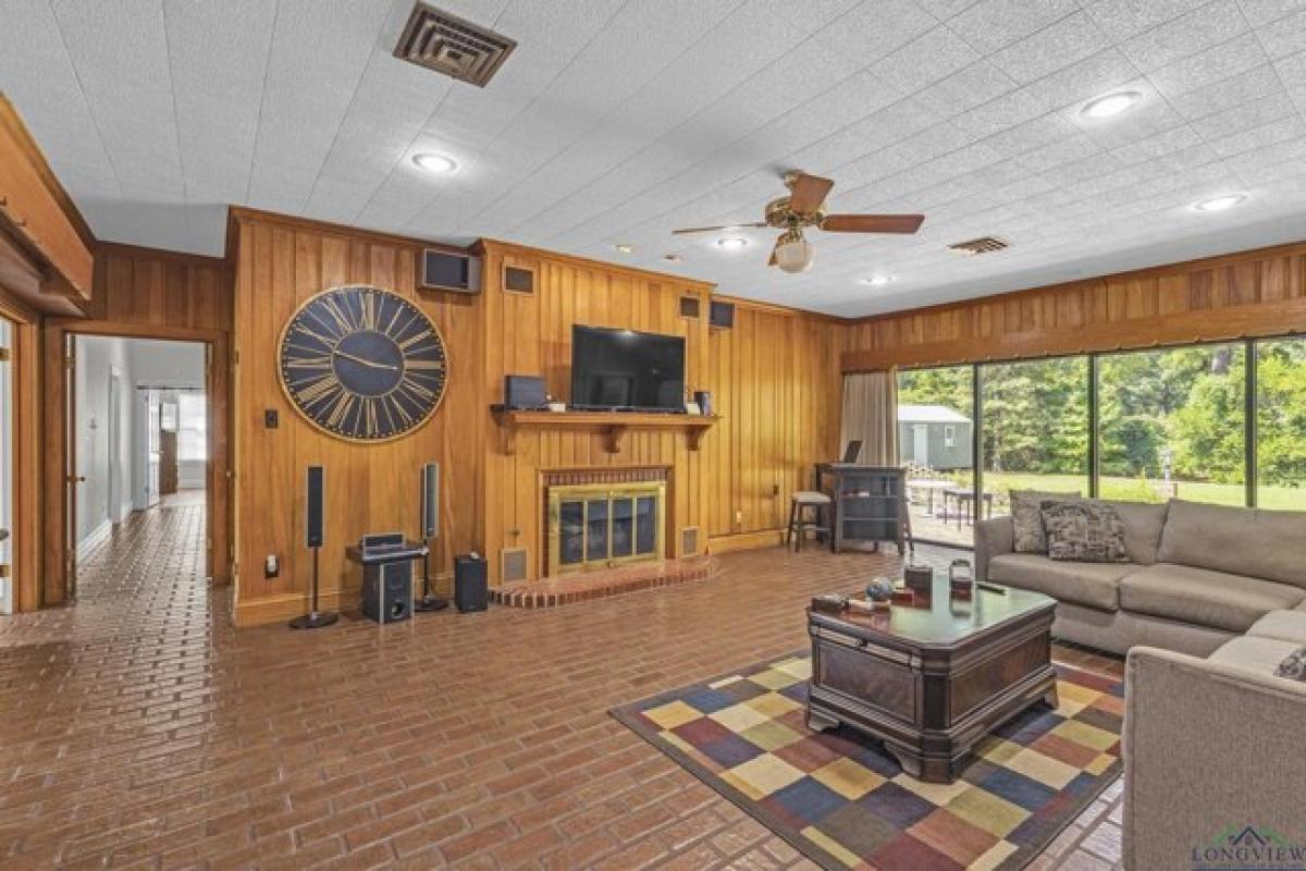 Picture of Home For Sale in Marshall, Texas, United States