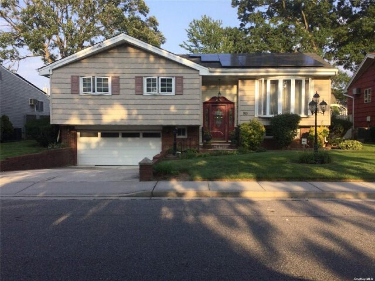 Picture of Home For Sale in West Hempstead, New York, United States