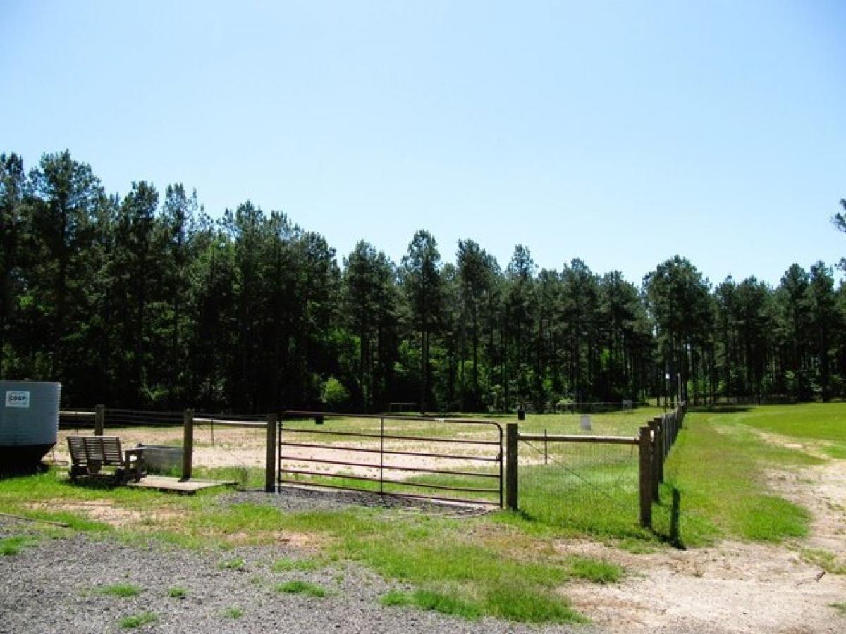 Picture of Home For Sale in Pollok, Texas, United States