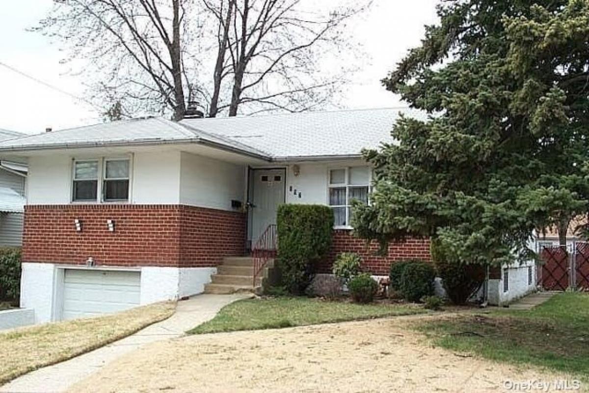 Picture of Home For Sale in Westbury, New York, United States