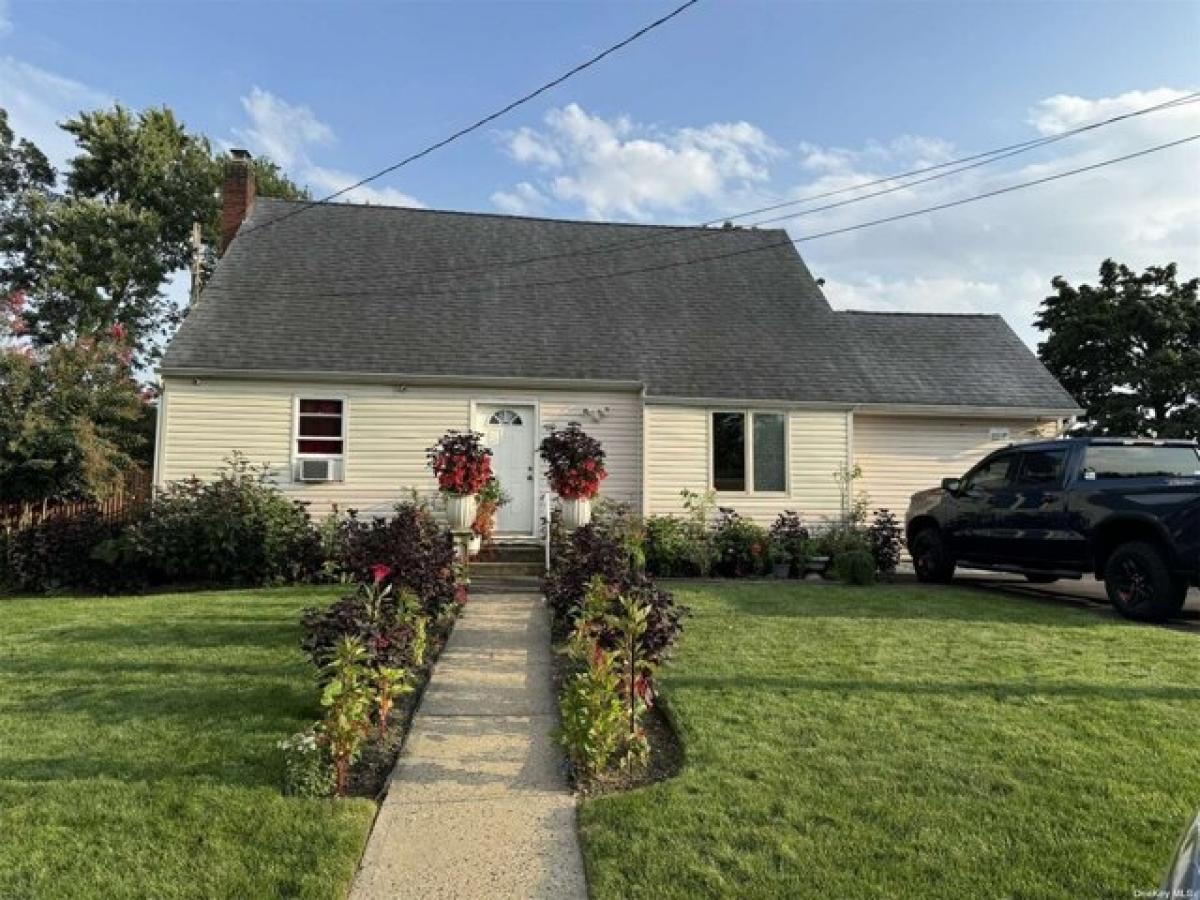 Picture of Home For Sale in Central Islip, New York, United States