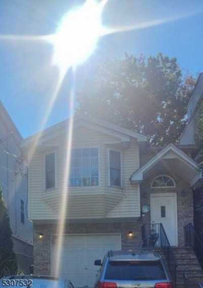 Home For Rent in Newark, New Jersey