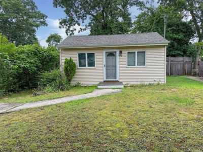 Home For Sale in Sound Beach, New York