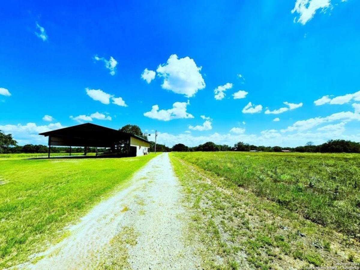 Picture of Home For Sale in Devine, Texas, United States