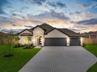 Home For Sale in Mont Belvieu, Texas