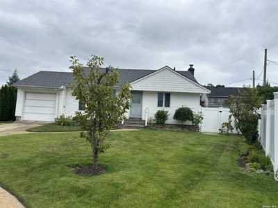 Home For Sale in Wantagh, New York