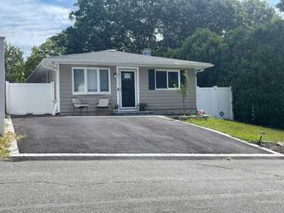 Home For Sale in Manorville, New York