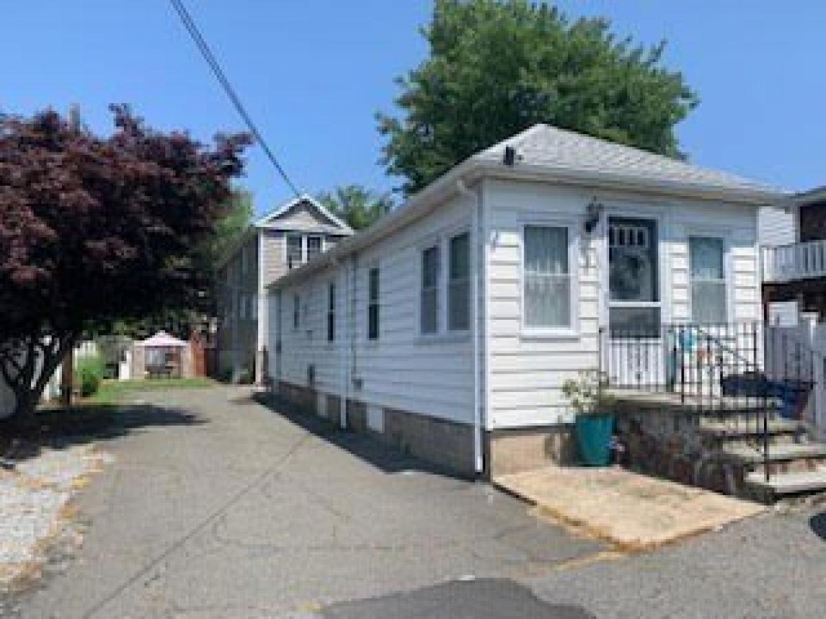 Picture of Home For Sale in Revere, Massachusetts, United States