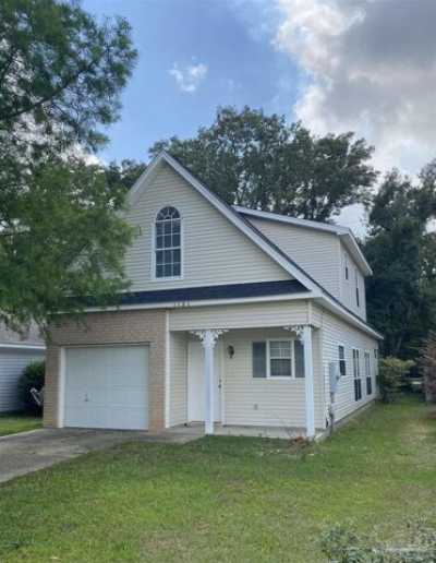 Home For Rent in Cantonment, Florida