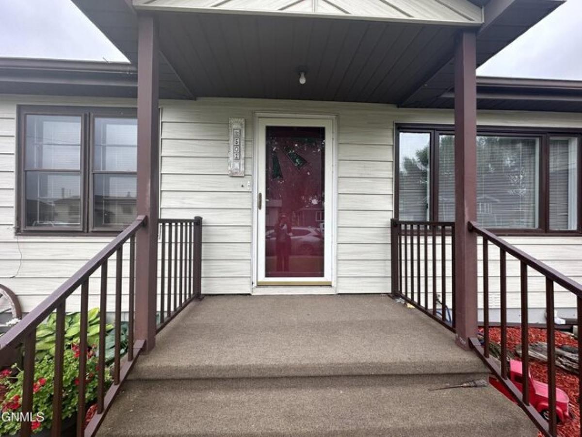 Picture of Home For Sale in Watford City, North Dakota, United States