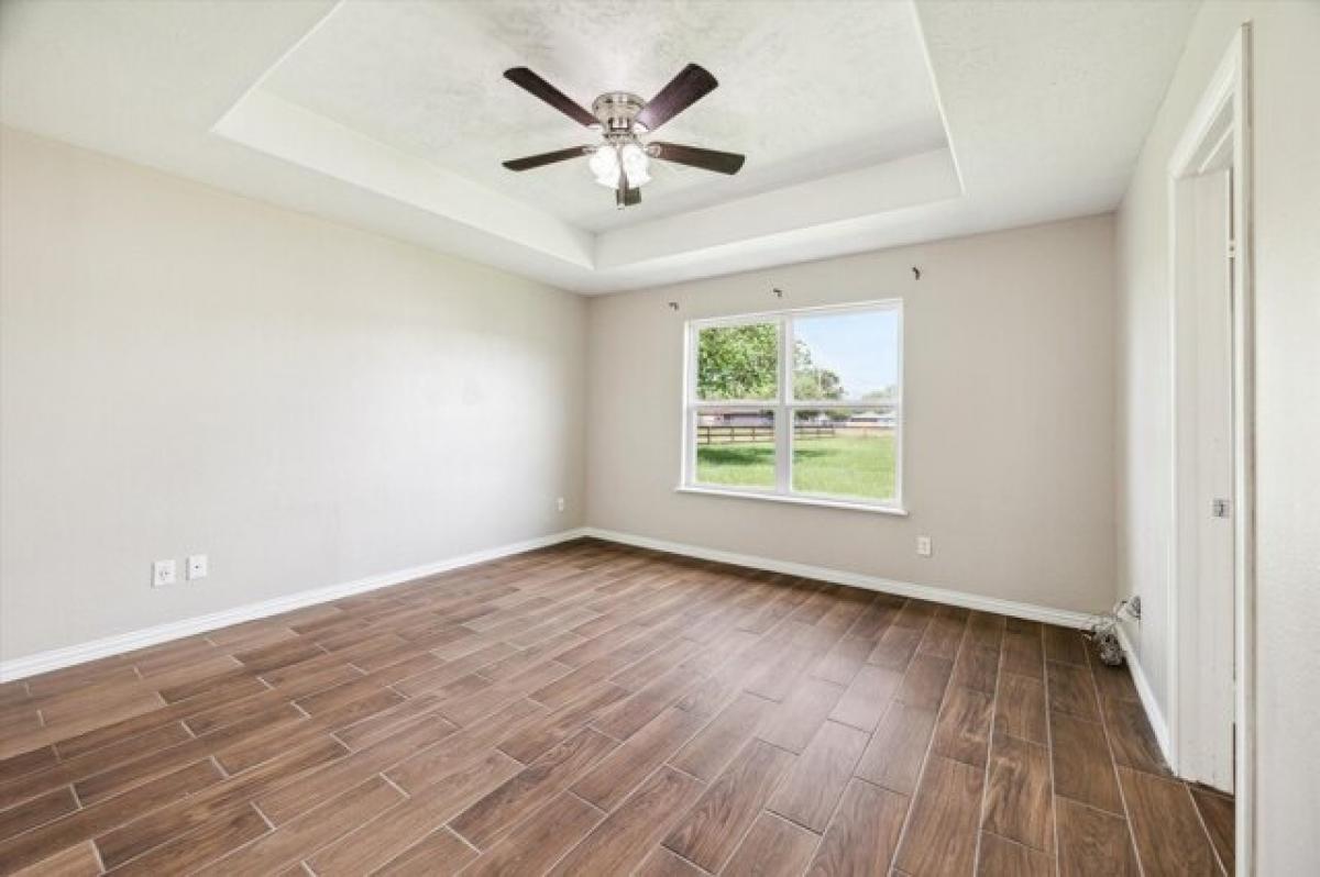 Picture of Home For Sale in Angleton, Texas, United States