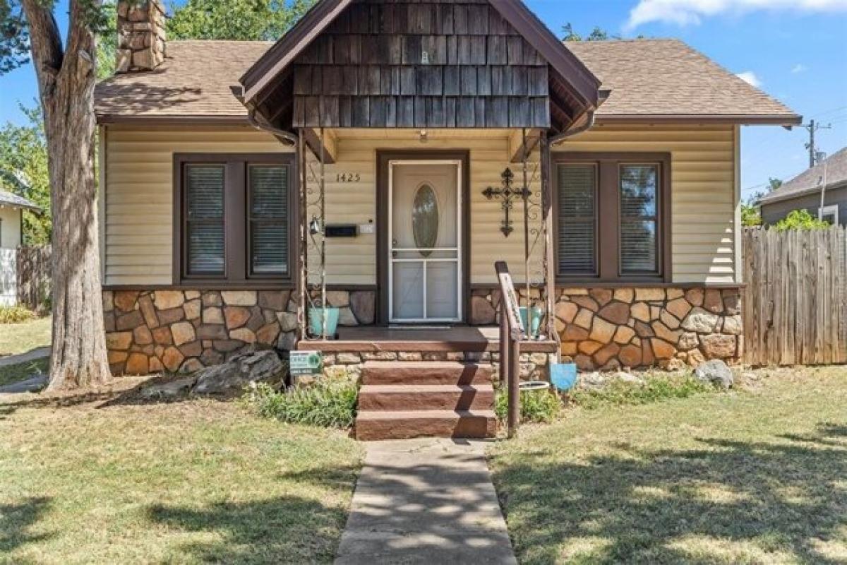 Picture of Home For Sale in Chickasha, Oklahoma, United States