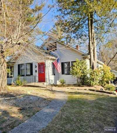 Home For Sale in Wyckoff, New Jersey