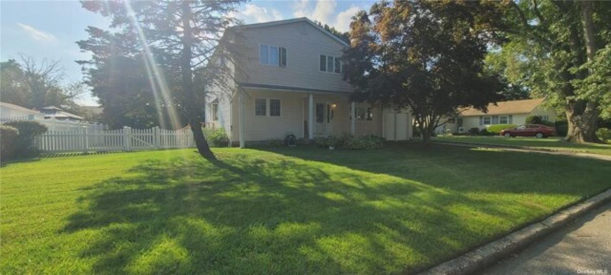 Picture of Home For Sale in Medford, New York, United States