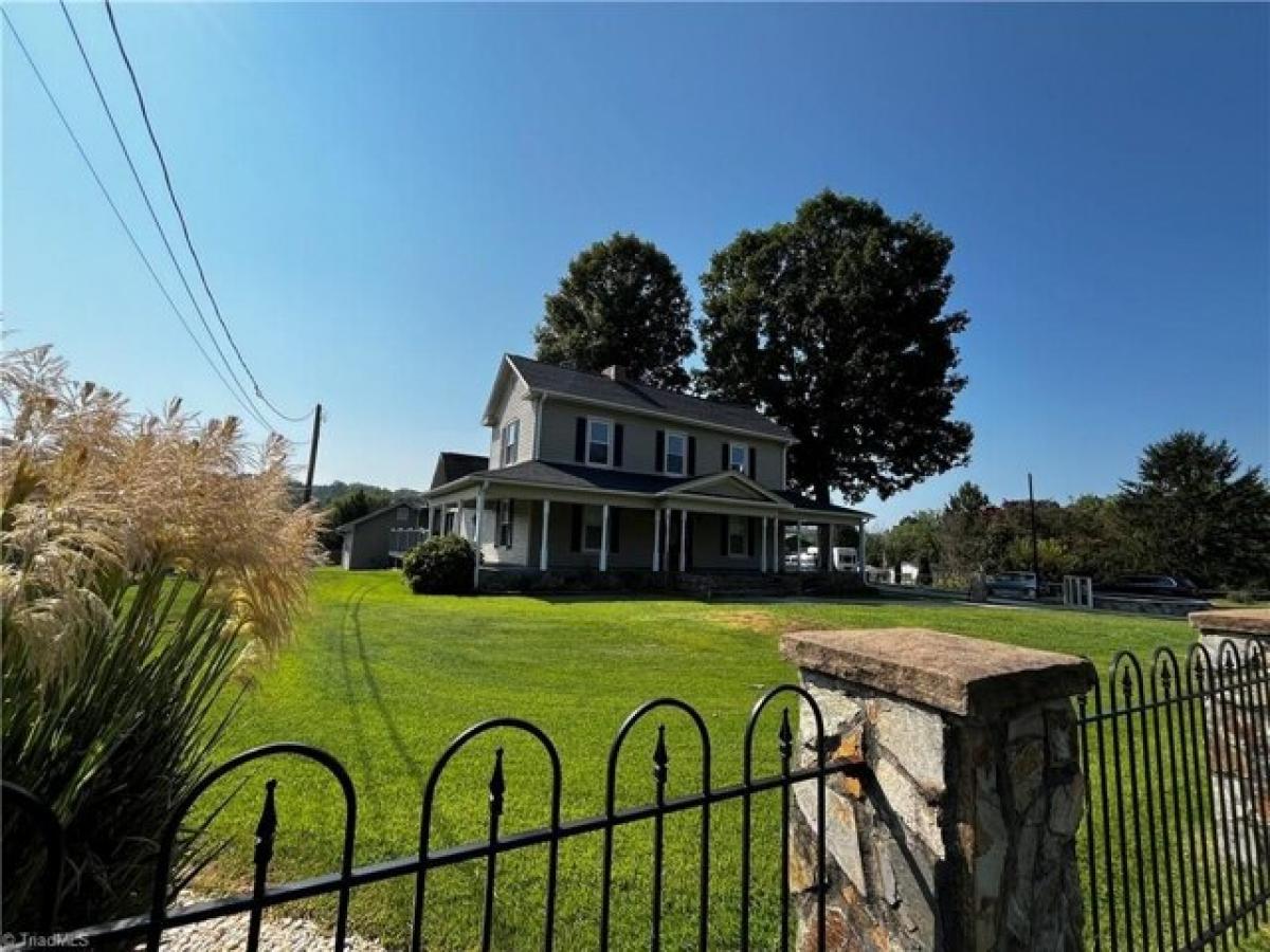 Picture of Home For Sale in Mount Airy, North Carolina, United States