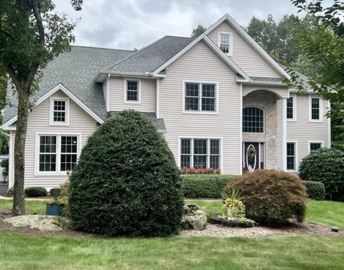 Picture of Home For Sale in Southington, Connecticut, United States