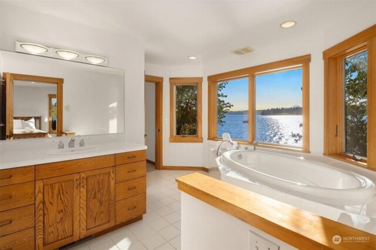 Picture of Home For Sale in Bainbridge Island, Washington, United States