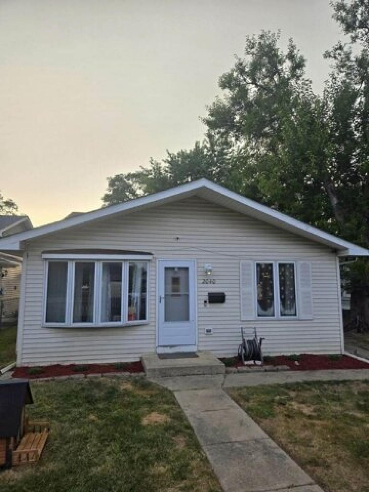 Picture of Home For Sale in Zion, Illinois, United States