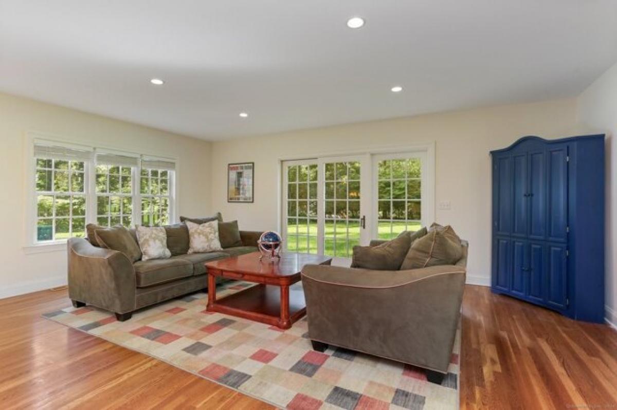 Picture of Home For Sale in Darien, Connecticut, United States