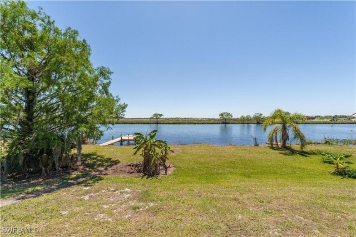 Picture of Home For Sale in Moore Haven, Florida, United States