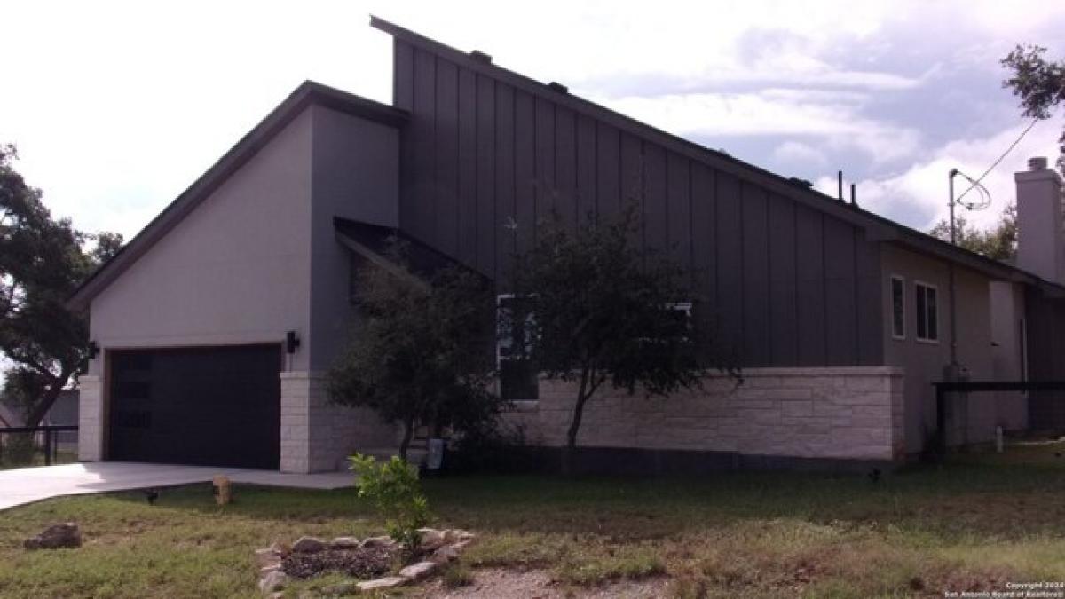 Picture of Home For Sale in Blanco, Texas, United States