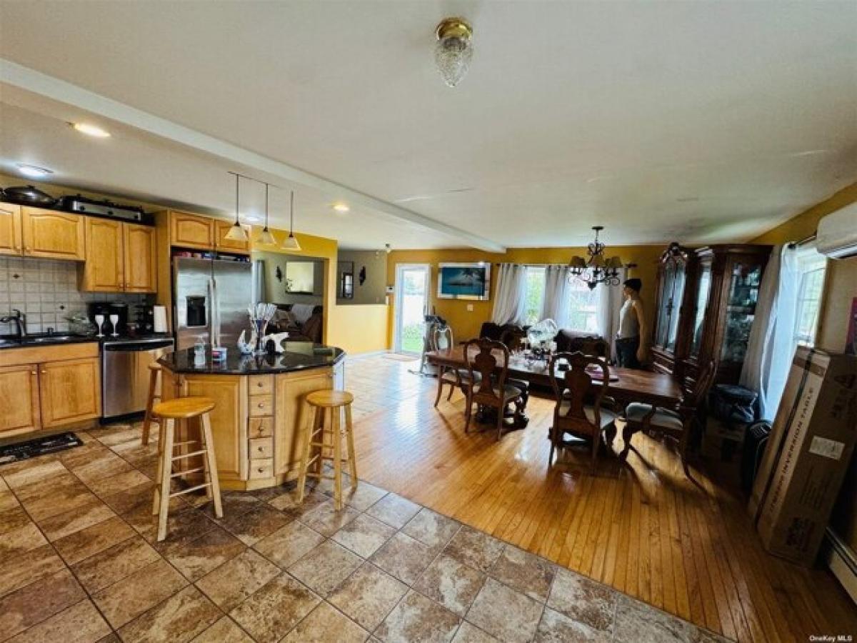 Picture of Home For Sale in Lindenhurst, New York, United States