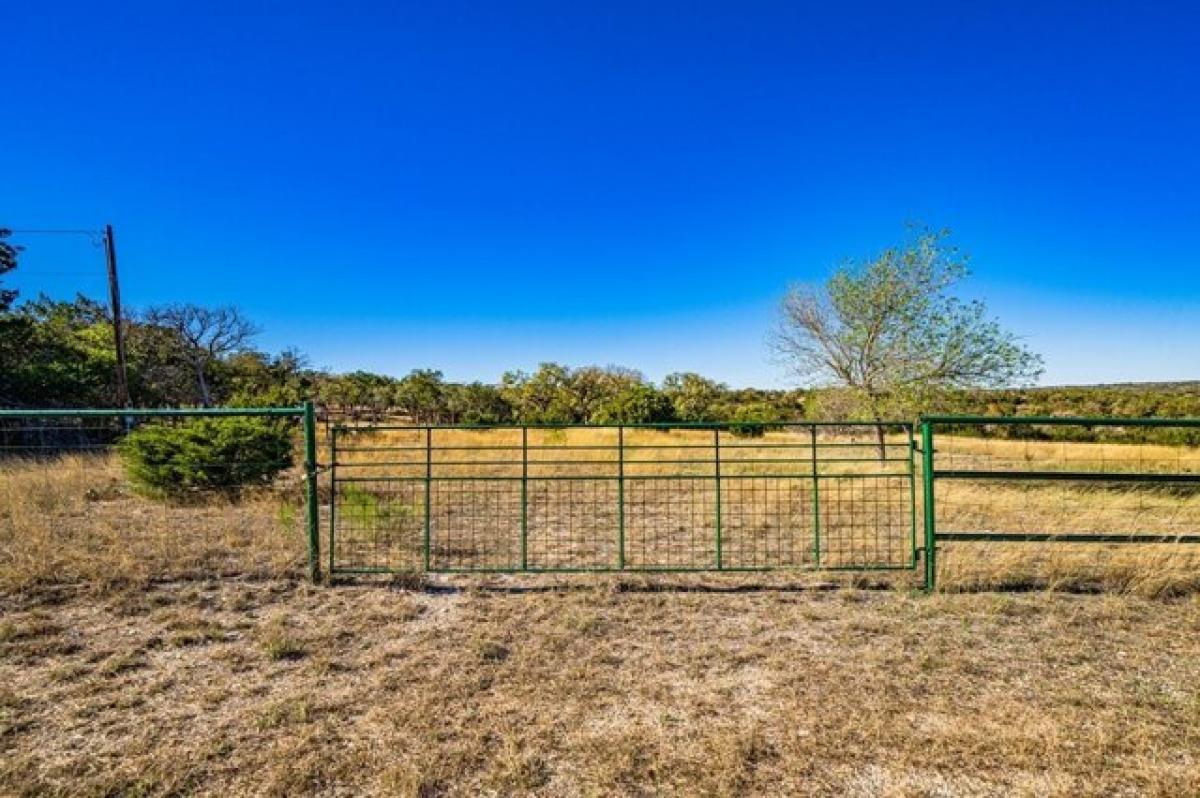 Picture of Residential Land For Sale in Kerrville, Texas, United States