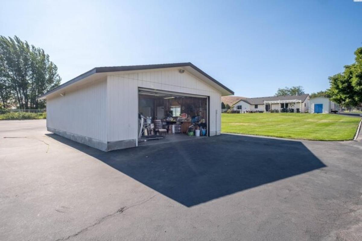 Picture of Home For Sale in West Richland, Washington, United States