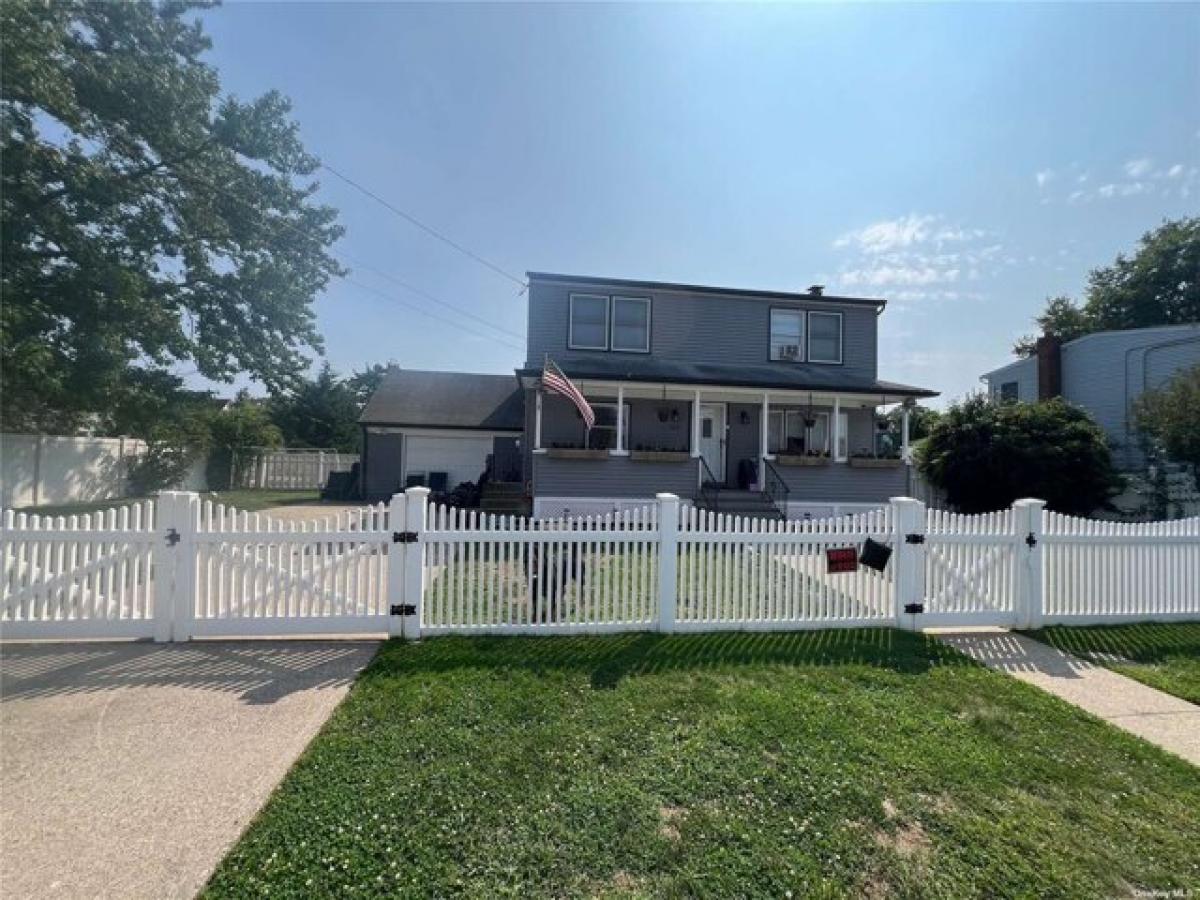 Picture of Home For Sale in Lindenhurst, New York, United States