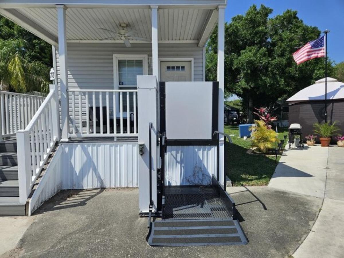 Picture of Home For Sale in Moore Haven, Florida, United States